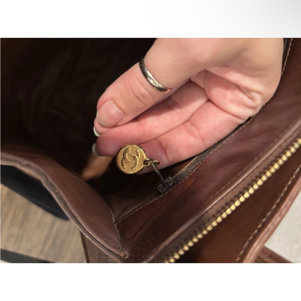 CHANEL Quilted Brown Leather Vintage Shoulder Bag 1990s Collection - Picture 13 of 16